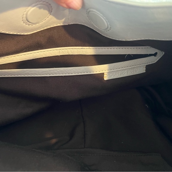 Pour La Victoire Bone Colored Leather Handbag Unique Shape Gold Hardware GUC - Picture 11 of 15